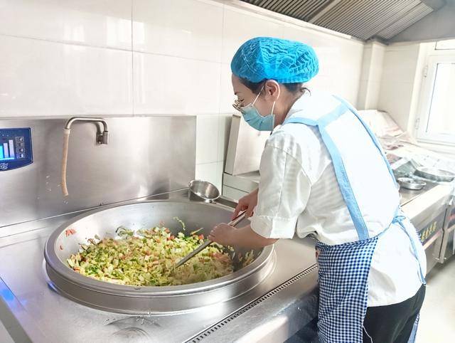同市平城区曙光幼儿园多举措筑牢食品安全防线 公益守护饮食健康CQ9电子专用平台筑牢食品安全防线 守护幼儿饮食健康——大(图3)