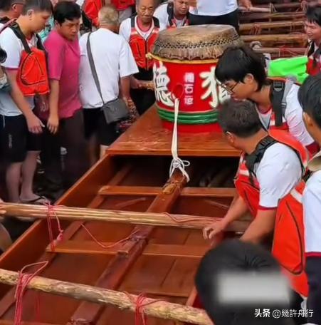 新龙舟翻2条翻船原因离谱这下要被嘲笑了CQ9电子专用平台猎德村的船翻了！3条(图2)